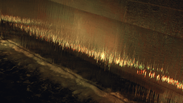 질감 있는 표면을 흐르는 물