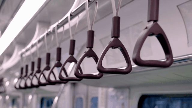 손잡이가 있는 빈 지하철