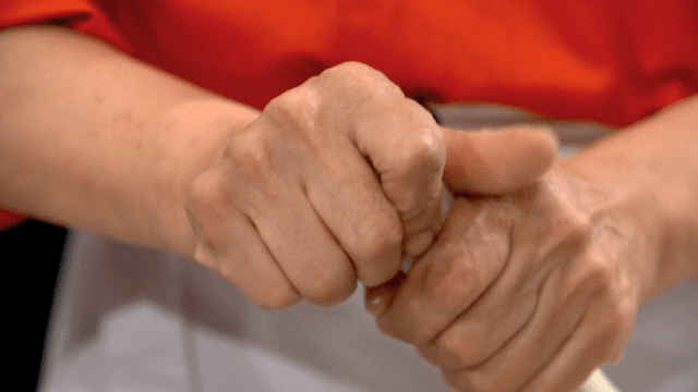 반죽을 나누는 사람