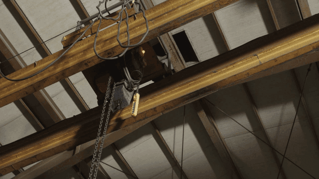 산업 장비가 있는 천장