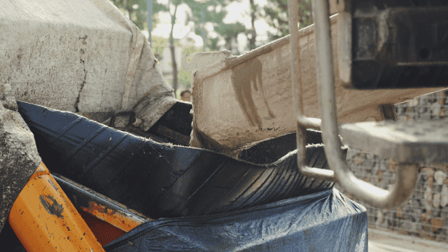 용기에 부어지는 콘크리트