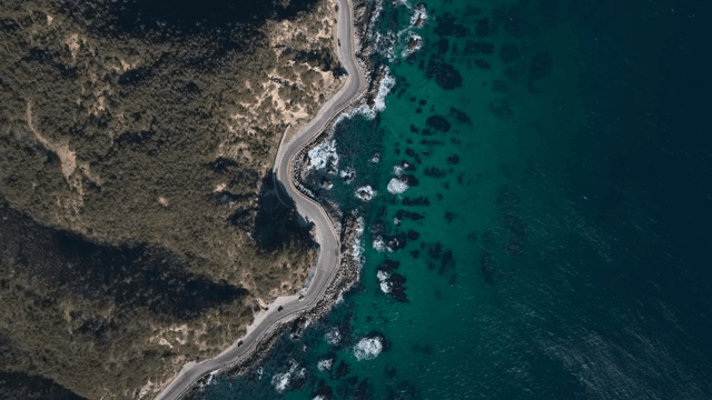 바다를 따라 구불구불한 해안 도로