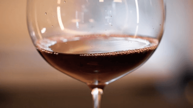 와인 잔 속의 레드 와인