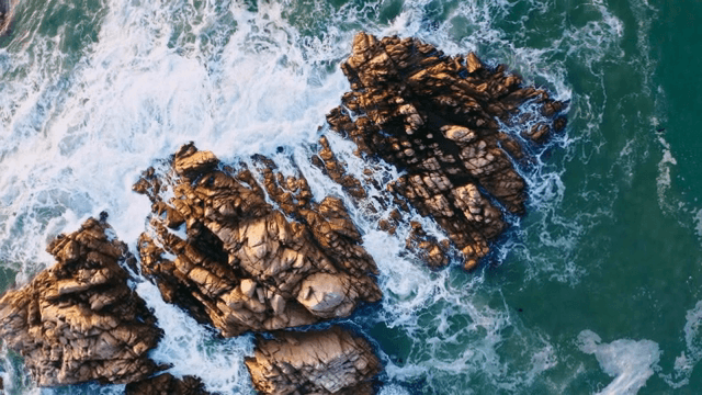 파도가 바위 해안에 부딪히는 모습