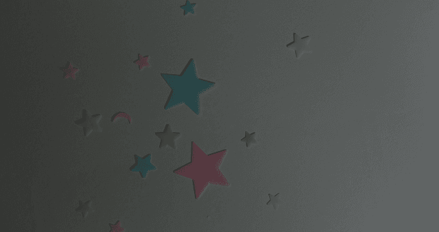 벽에 붙은 형형색색의 별과 달