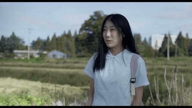 야외에서 대화하는 소녀