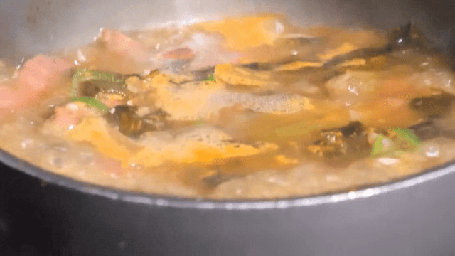 냄비에서 끓고 있는 선짓국