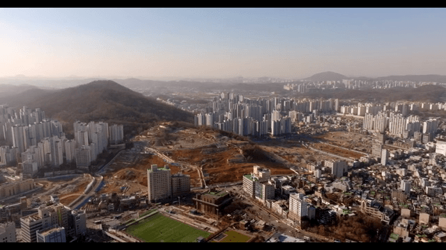 Expansive view of a city with mountains