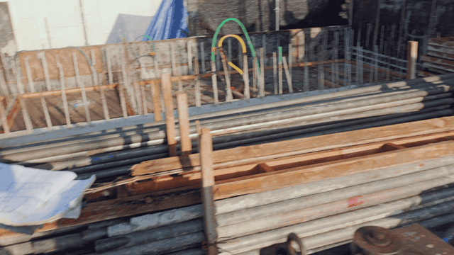 금속 파이프와 설계도가 있는 건설 현장