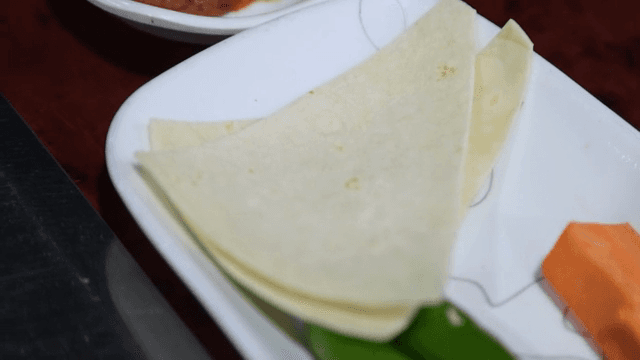 신선한 채소와 또르띠야가 담긴 접시