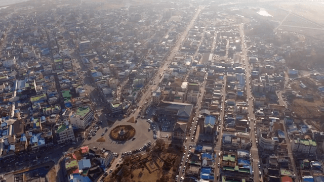 번화한 도시 풍경의 항공 뷰