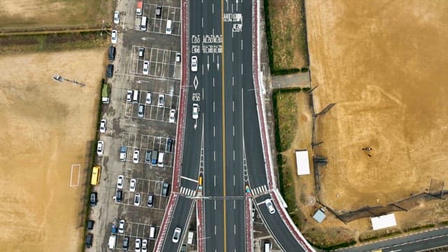 얼어붙은 강과 들 위를 지나는 고가도로 위 차량들