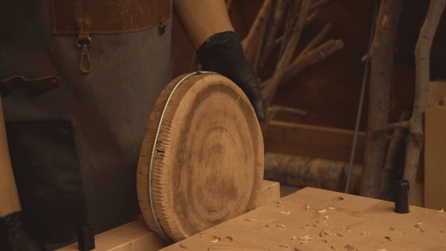 작업장에서의 목공 작업 과정