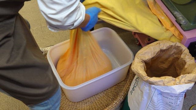 플라스틱 용기에 부어지는 밀가루