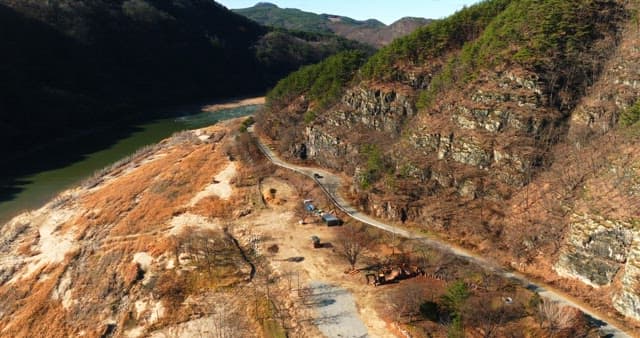 가을 계곡을 가로지르는 잔잔한 강