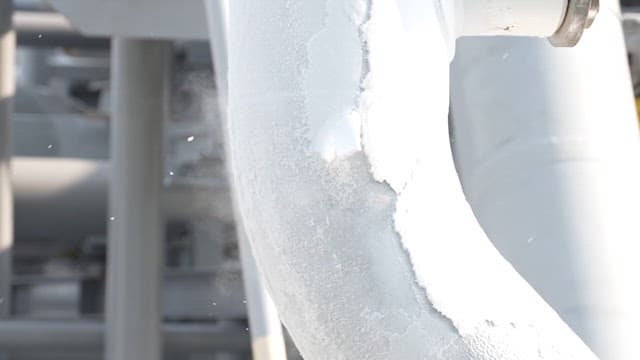 서서히 겉표면이 부식되는 산업 기계의 파이프