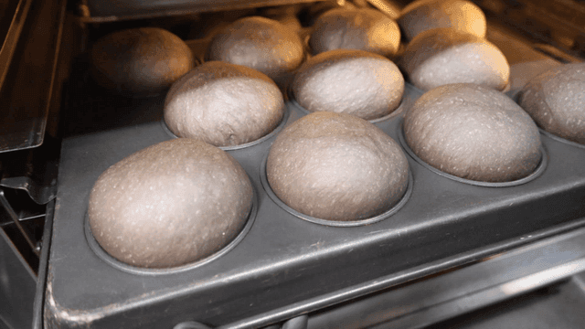 오븐에서 나오는 구워진 검고 둥근 빵