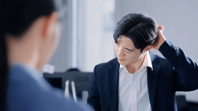 부하직원을 혼내는 화난 남성