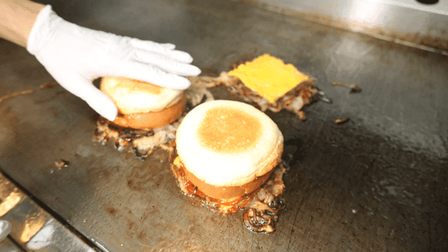 뜨거운 그릴에서 조리되는 버거