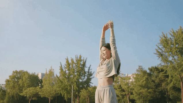 공원에서 햇살을 즐기는 여성