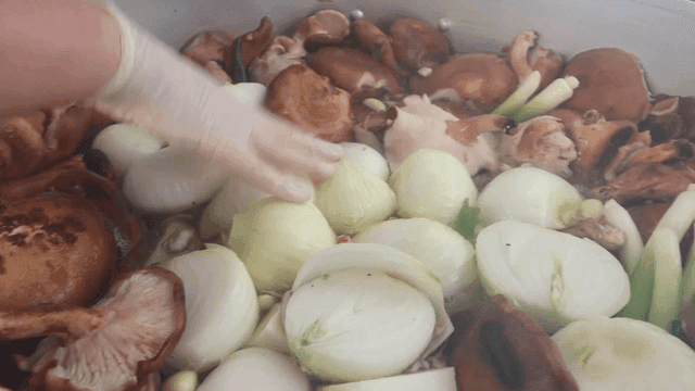 큰 냄비에서 준비 중인 재료