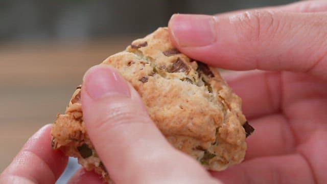 갓 구운 대파 스콘을 손으로 쪼개는 모습