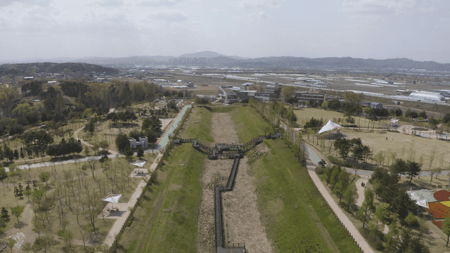 상공에서 내려다본 대칭 구조의 공원