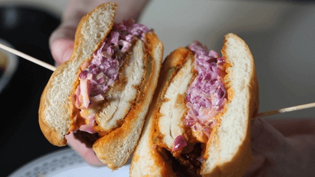 치킨 버거를 들고 있는 모습