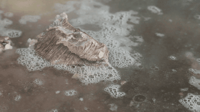 김이 나는 냄비에서 고기가 끓는 모습