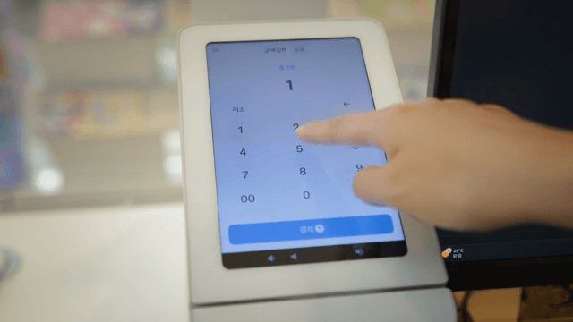 실내에서 터치스크린 기기를 사용하는 사람