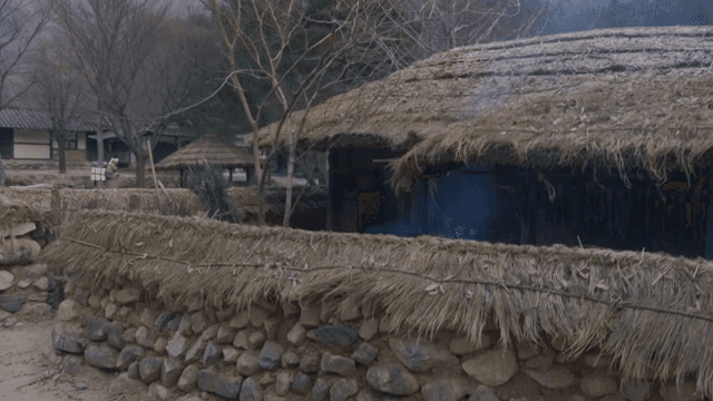 초가 지붕이 있는 전통 한국 마을