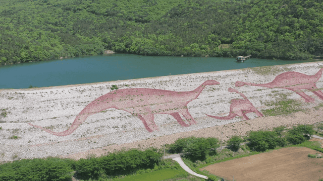 저수지에 펼쳐진 공룡 바위 그림