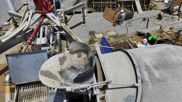 건설 현장의 콘크리트 믹서