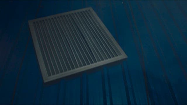 화재가 일어난 컨테이너박스로 진입하는 소방관들