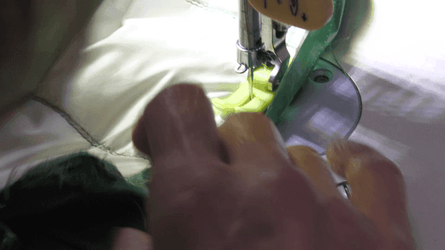 재봉틀로 천을 꿰매는 모습