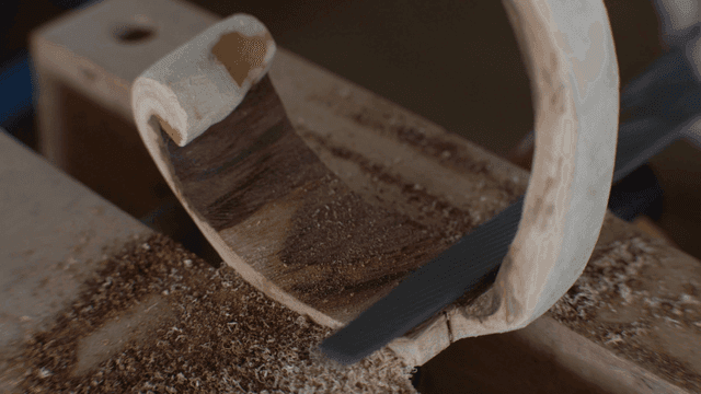 정밀 목공줄로 나무를 가공하는 모습