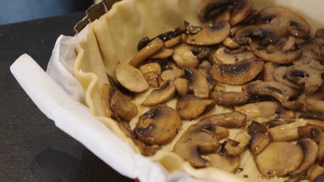 버섯과 햄이 들어가는 키쉬 준비하기