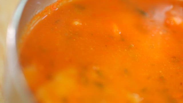 매운 수제비의 걸쭉하고 붉은 국물