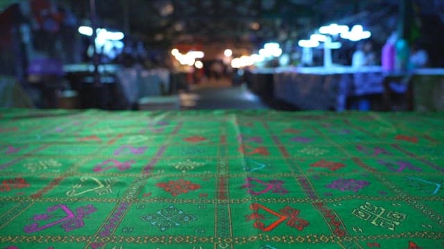 시장 테이블에 서빙되는 족발과 무생채가 담긴 접시