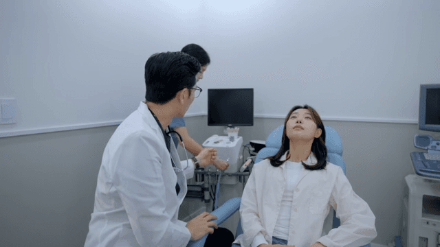 의사가 진료실에서 환자를 진찰하는 모습