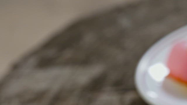 흰 접시에 담긴 분홍색 참치 초밥