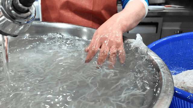 주방 싱크대에서 젓가락으로 건져지는 실치들