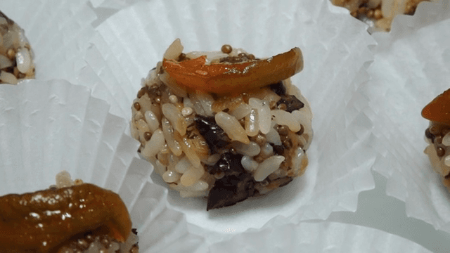 견과류가 들어간 한국식 약밥