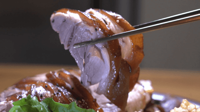 Pig's trotters picked up with chopsticks