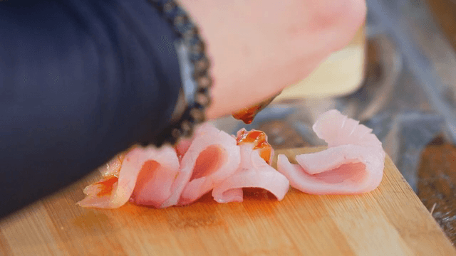 회 위에 소스를 뿌리는 사람