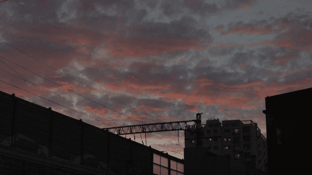 화려한 노을이 있는 전철과 주택가