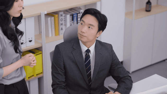 직장 상사에게 업무를 보고하는 여직원