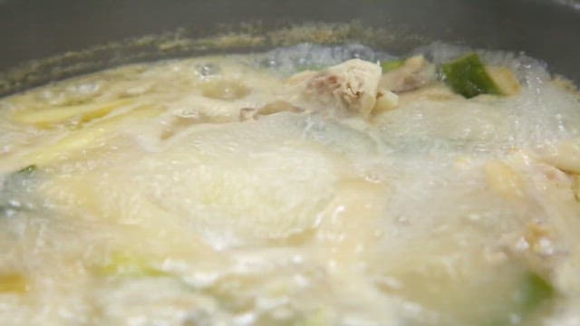 끓는 닭전골에 넣는 김치