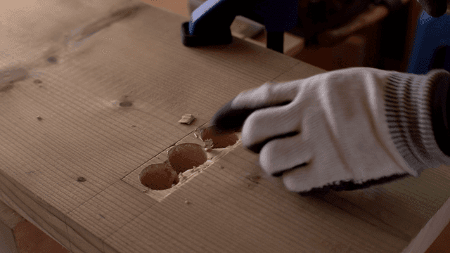 작업대에서 끌로 나무 조각하기