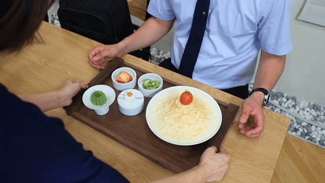 테이블 위에 놓인 한식 요리 트레이